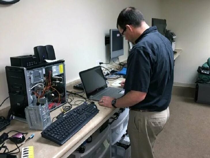 Ты же программист мем. Программист мем. Программисты компилируется. Цитаты про программирование. Программирование юмор.