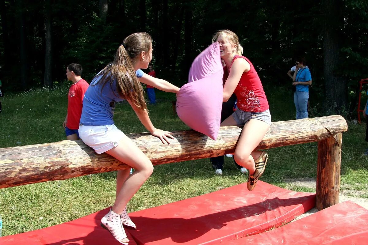 Caber toss. Бревно-балансир kompan nro802. Командные весы тимбилдинг. Игра летать на бревне. Бой подушками на бревне.