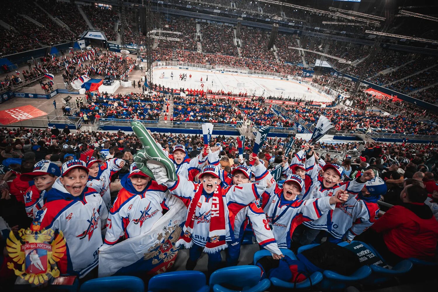 Кубок первого канала (хоккей). Хоккейный стадион болельщики. Хоккей трибуны. Хоккейный матч трибуны. Болельщик на хоккейном матче