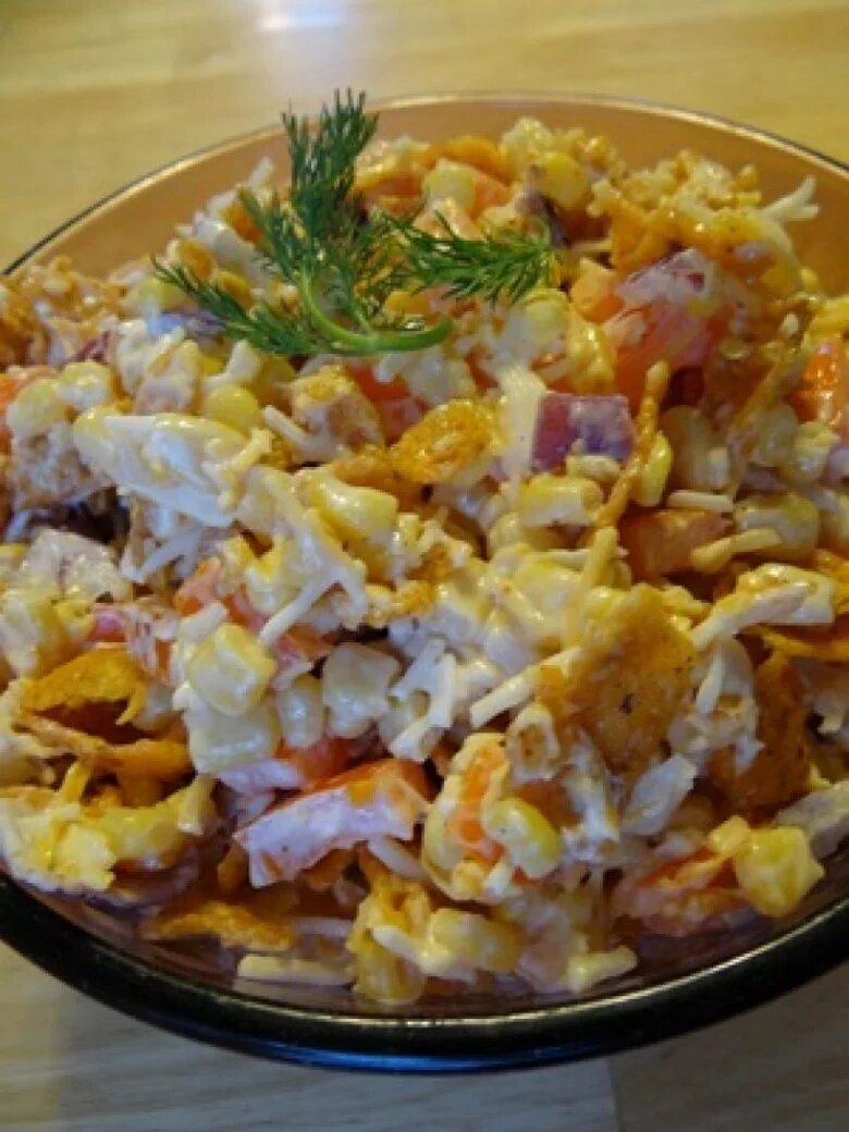 Салат колбаса огурец яйцо. Салат с крабовыми палочками и кукурузой и огурцом. Салат козел в огороде. Пекинская капуста копченая колбаса кукуруза. Салат радуга кукуруза кириешки.