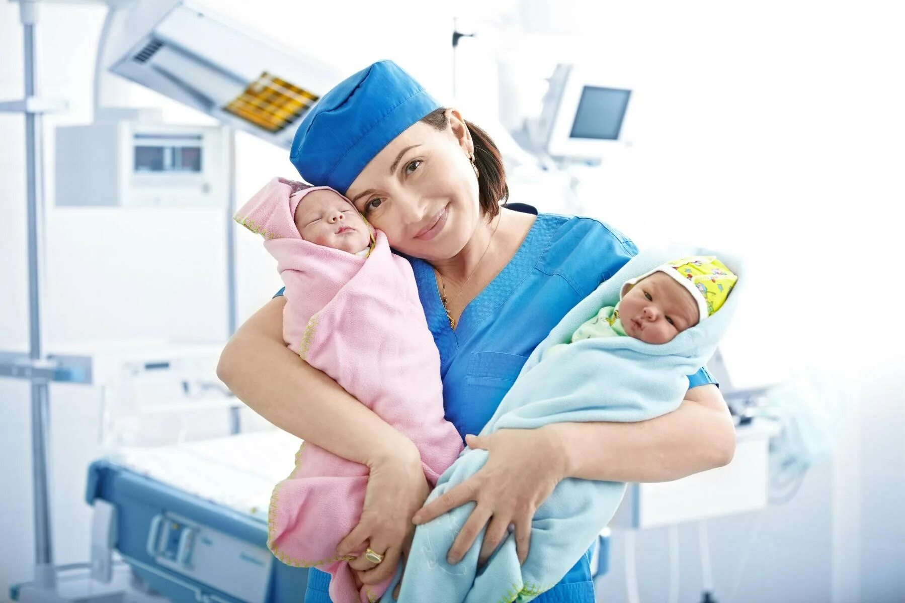 День роженицы. Медсестра с младенцем. Медсестра с новорожденным.