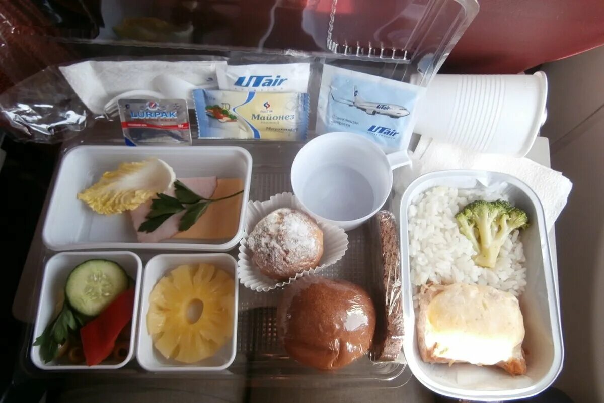 Бортовое питание ютэйр. Бортовое питание ютэйр. Самолетная еда ютэйр. Халяльное питание аэрофлот 2022. Еда в бизнес классе.