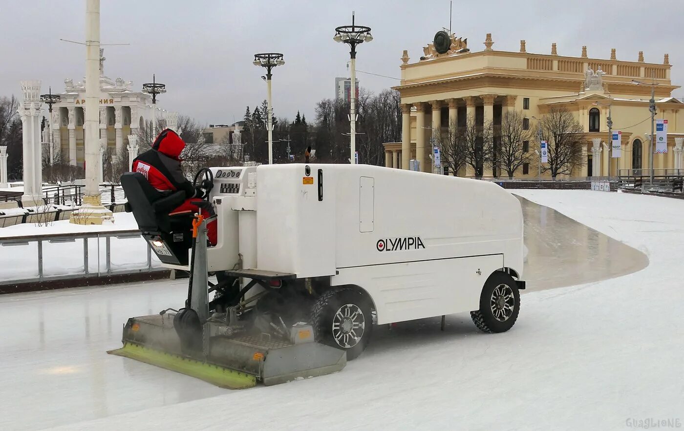 Машина для катков. Ледовый комбайн Zamboni. Ледовый комбайн Olympia. Zamboni заливочная машина. Олимпия ледозаливочная машина.