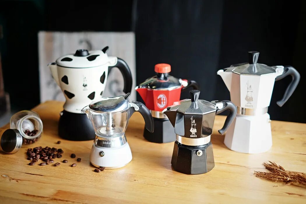 Гейзерная кофеварка какую купить. Кофеварка Bialetti Moka Express. Кофеварка Bialetti Mukka Express. Bialetti Moka Express. Кофейник Bialetti Moka.