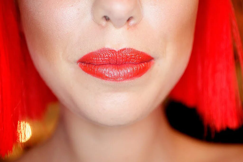 приснились губы во сне. приснились губы во сне. девушка засыпает. цвет помады. сон любовь.
