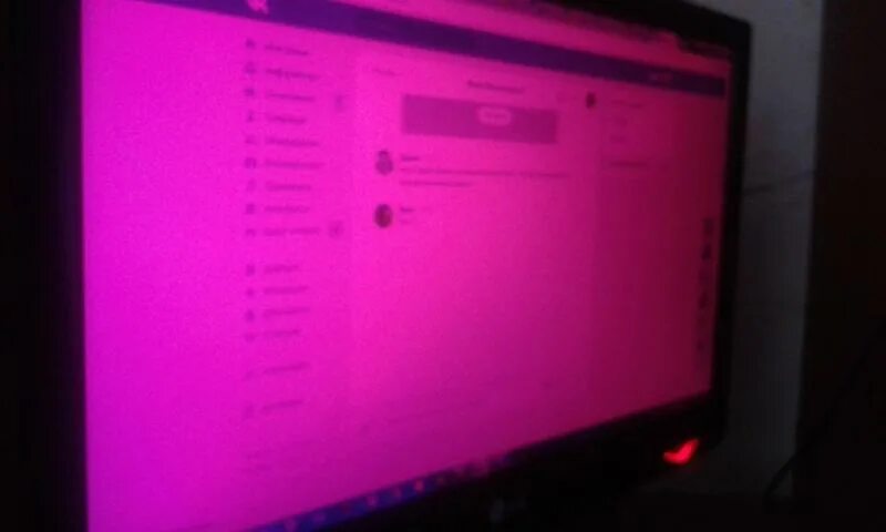 Телевизор стал тусклым. У телевизора розовый экран. Розовый экран ноутбука. Розовый оттенок на мониторе. Телевизор LG розовый экран.