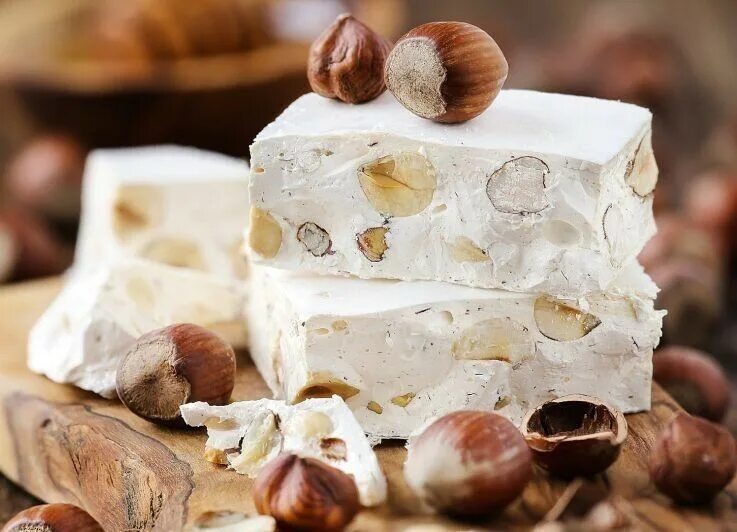 турецкая нуга с орехами. рахат лукум белый с фисташками. турецкая нуга с орехами. туррон цельный миндаль. восточные сладости нуга с орехами.