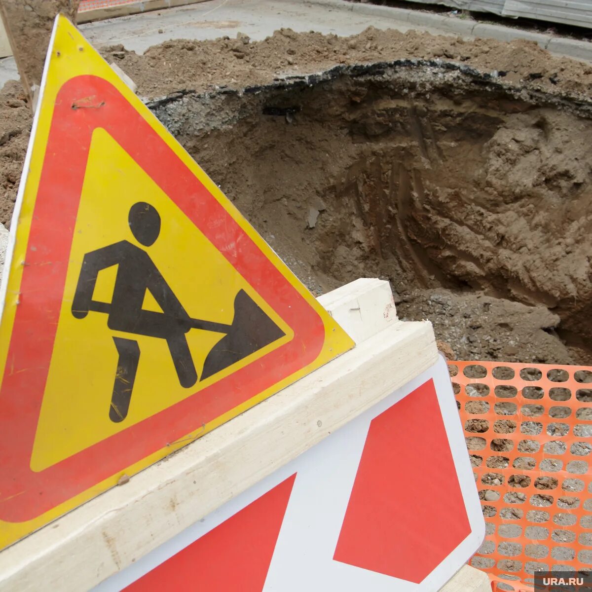 Осторожно люк табличка. 16. Дорожный знак яма. Символ яма. Знак w45.