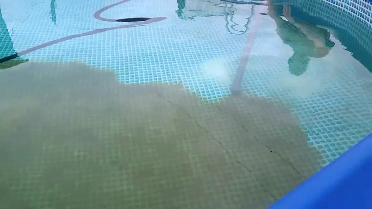 Коричневая вода в бассейне после добавления хлора. Дно бассейна грязное. дно бассейна. на дне бассейна грязь. вода в каркасном бассейне.