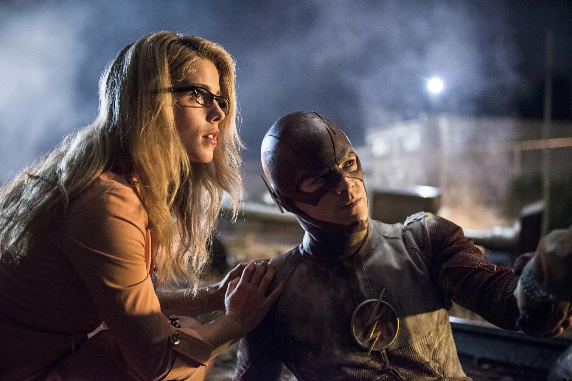 Flash 10 1. Барри и Фелисити. Felicity Smoak и Барри Аллен.