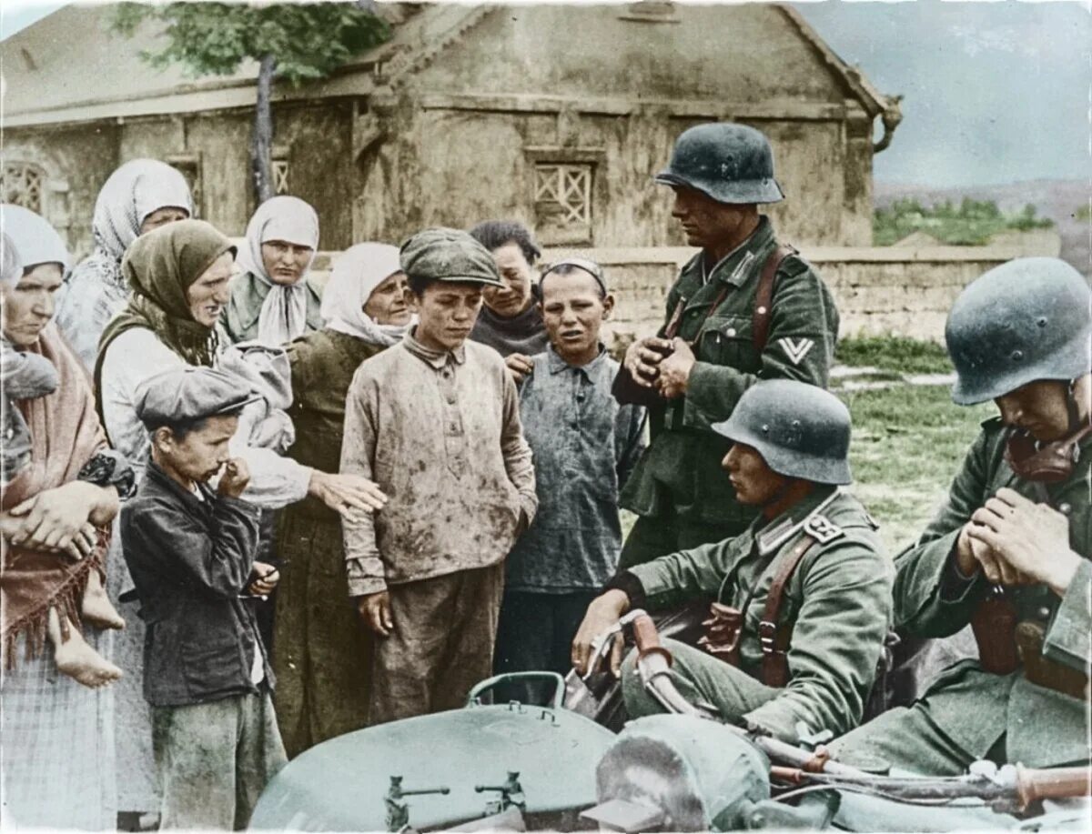 Солдаты вермахта в Советской деревне.