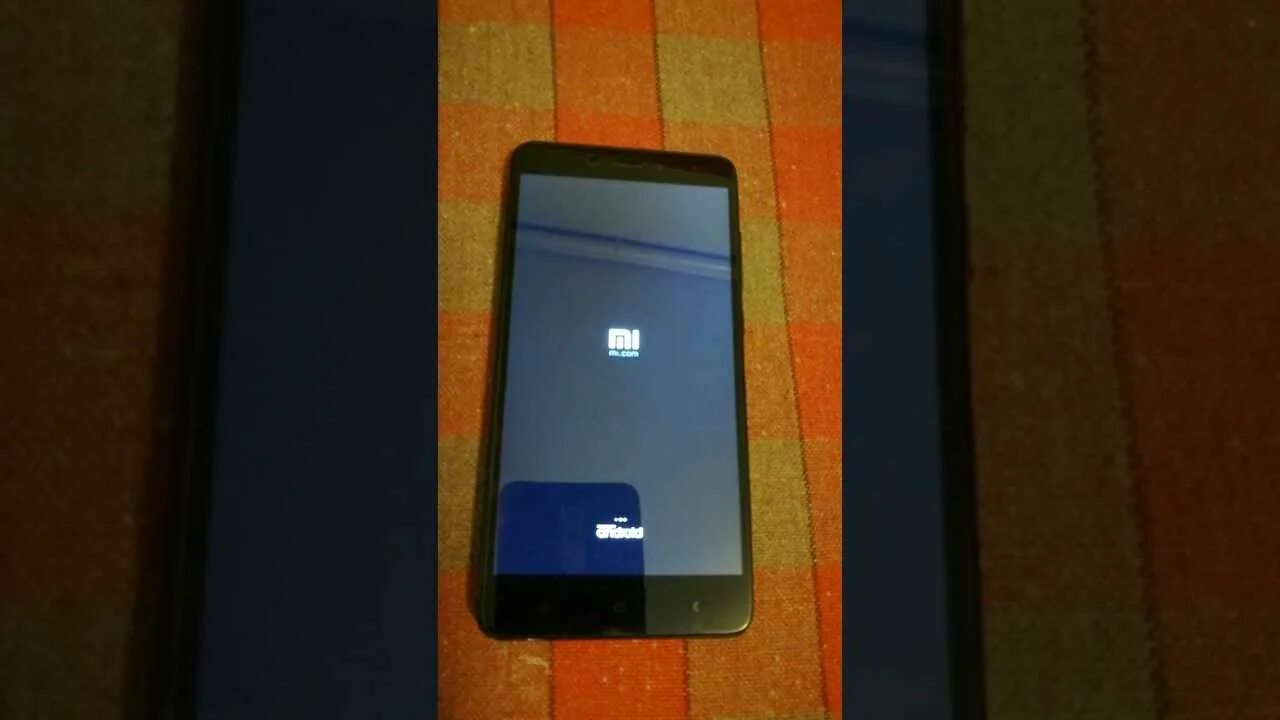 Xiaomi после перезагрузки. Xiaomi Redmi Note 10 перезагружается. Перезагрузка Redmi. Экран включения ксяоми. Перезагрузка телефона Xiaomi.