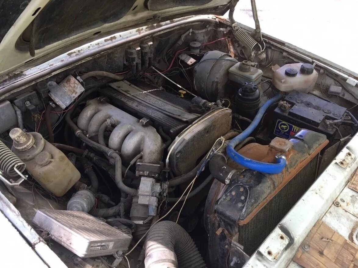 Двигатель волги газ 3102. Газ волга под капотом 406 3102. Волга 3102 какой двигатель. Подкапотка газ 3102. Мотор газ 3102.