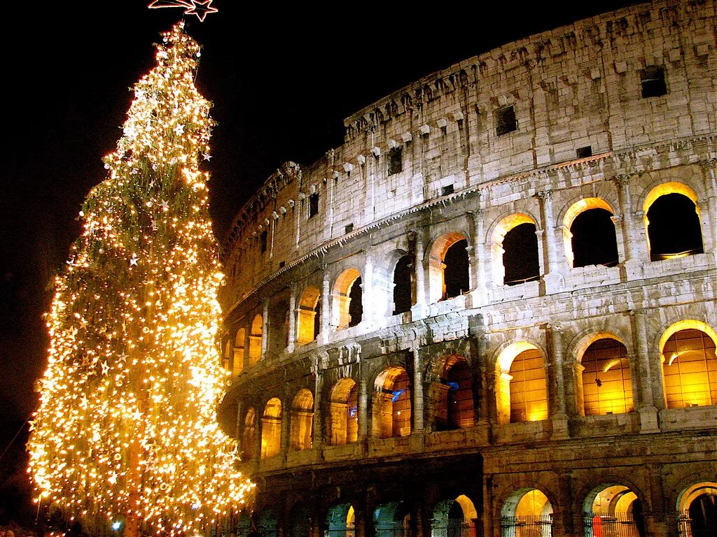 Как празднуют новый год в италии. Италия Кристмас. Новый год в Риме Колизей. Новый год в Италии. Рождество в Италии.