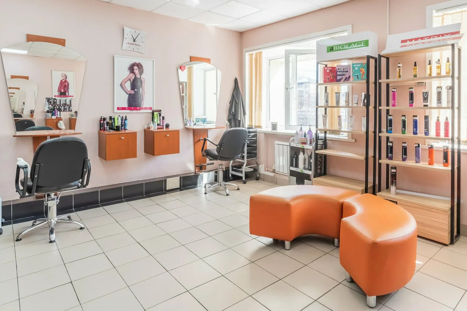 интерьер парикмахерской. салон парикмахерской. рабочее место мастера парикмахера. парикмахерская. помещение парикмахерской.