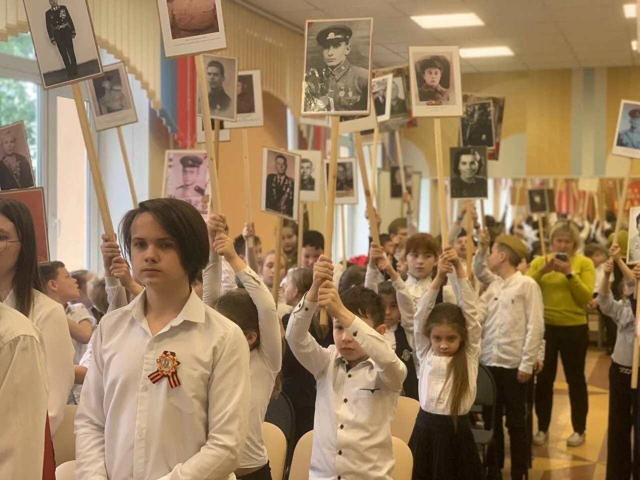 Линейка к 9 мая в школе. Праздник посвященный дню победы. торжественная линейка посвященная дню победы 2025. линейка посвященная дню победы. торжественная линейка к 9 мая.