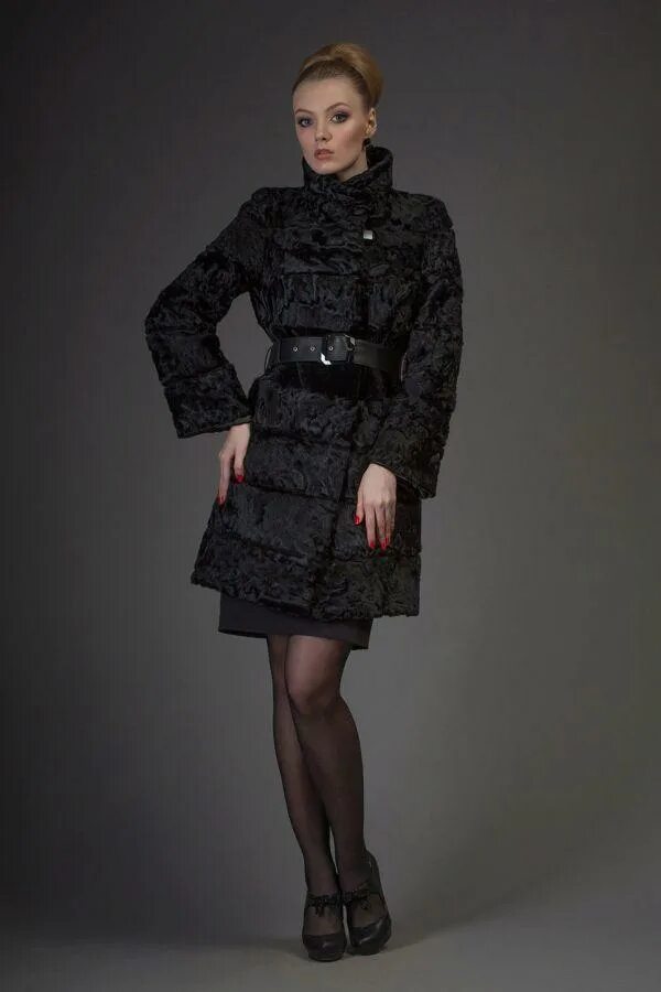 Каракулевая короткая шубка. Каракулевая шуба 2022 модели. Шубы из каракуля сагитта. Каракулевая шуба gucci. Стильные шубы из каракуля.