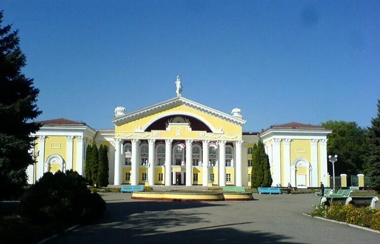 Желтые воды днепропетровской. Жёлтые воды Украина. Желтый дворец в воде. Желтые воды дворец культуры. Город желтые воды.