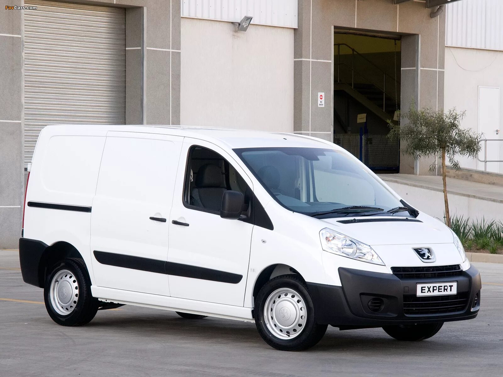 Легкий коммерческий москва. Peugeot Expert 2002 refrigerated van. Citroën Jumpy l2h2 Грузопассажирский. Мини фургоны Пежо эксперт. Peugeot Expert 1998.