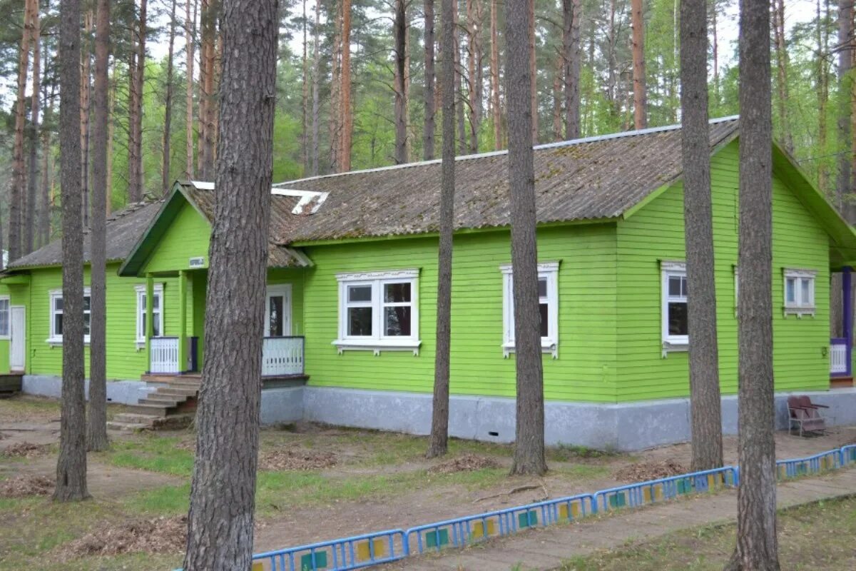 Лагерь спокойное озеро. Детский лагерь Отмичи. Загородный лагерь. Детский загородный лагерь. Лагерь домики.