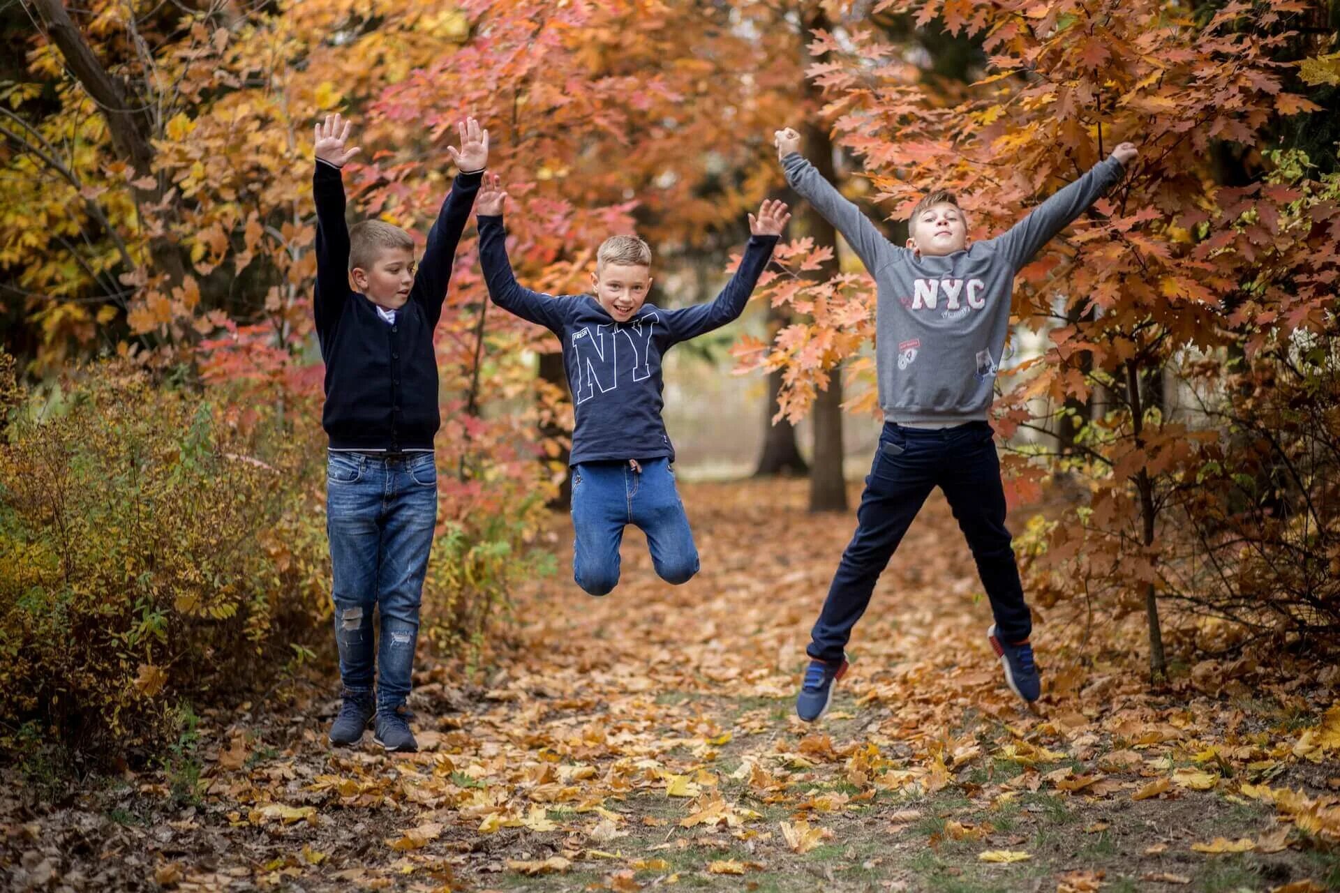 разноцветные листья. осенняя фотосессия. осенняя фотосессия школьники. осенний лес в биробиджане. осенняя фотосессия класса на природе.