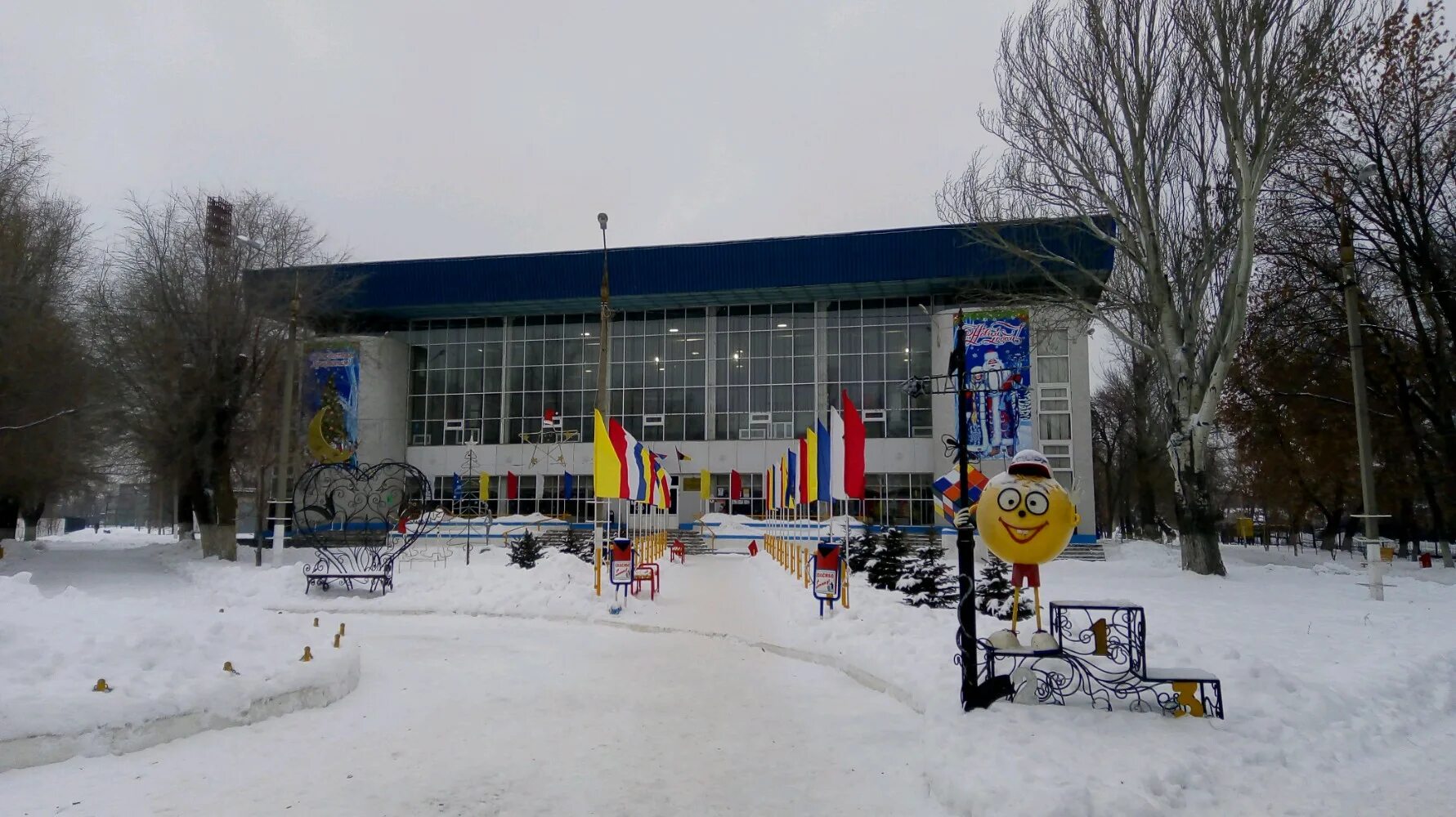 Город пушкин манеж. Физическая культура в детском саду. Бассейн в шахтах дворец спорта. Современный спортзал в школе. Школьные спортивные сооружения.