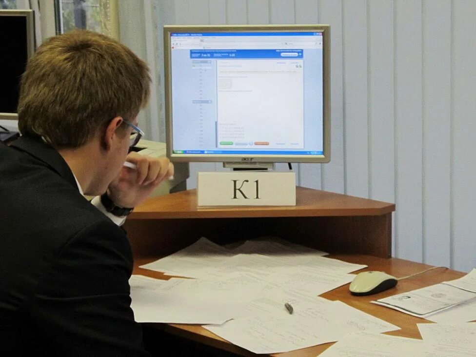 Профильный экзамен по информатике. Егэ по информатике на компьютере. компьютер который проверяет егэ. экзамен по информатике и икт. компьютеры на экзамене по информатике.