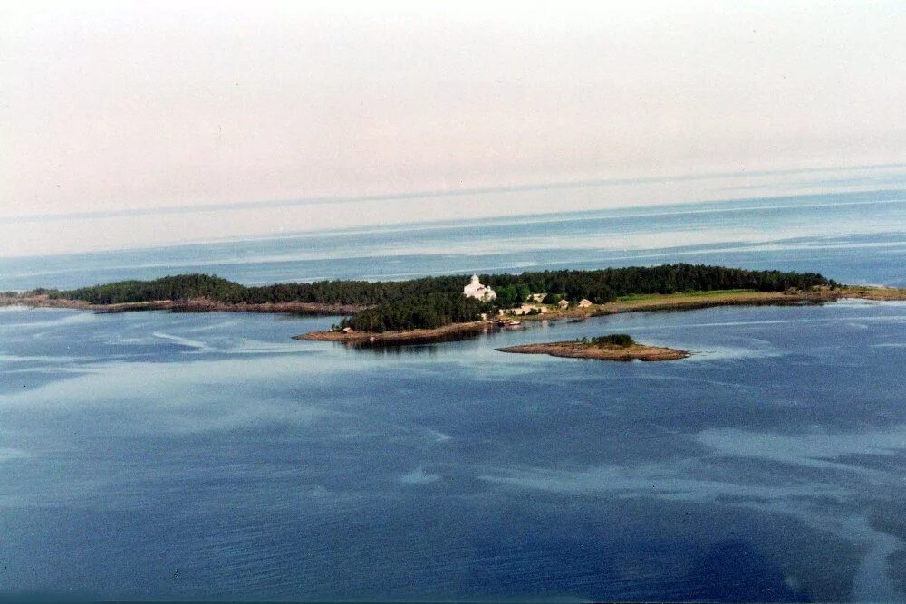 На первом острове 14. Кий остров Архангельская область. Кий остров Онега. Кий остров монастырь. Кий остров Онега с верху.