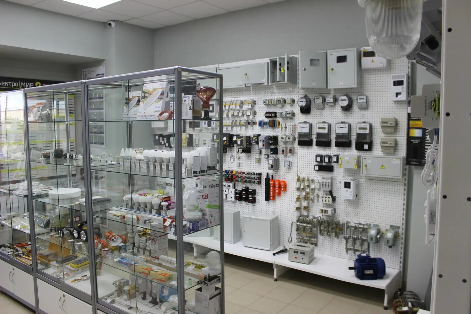 витрина с электротоварами. мир электротоваров. магазин логов. необычные электротовары. витрина электрики в магазине.
