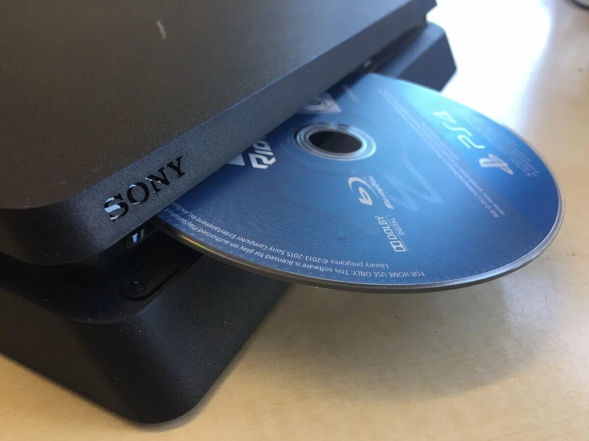 Какой диск в ps4. Sony blu ray disc ps4. пс 5 слим blue ray. дисковод ps4 slim. blu ray диск ps4.