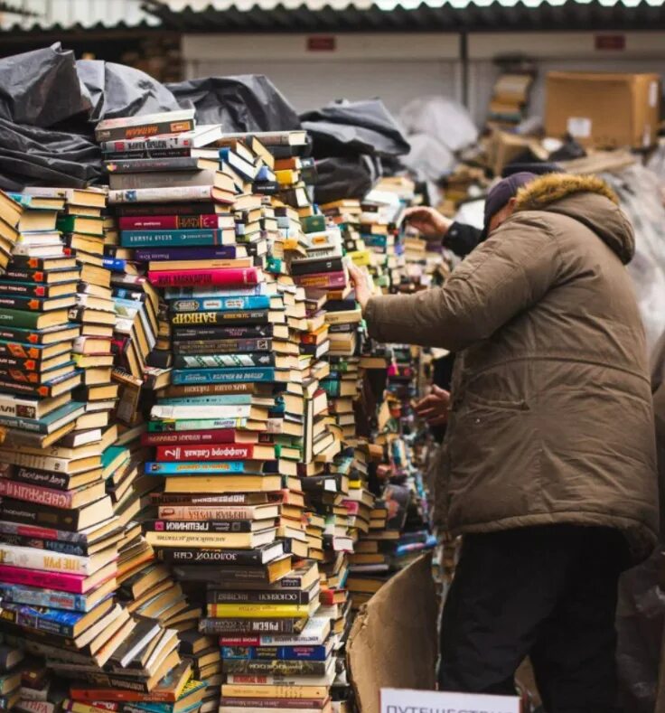 Книжный рынок. Книжный рынок в ираке. книжный рынок в москве. ярмарка книг.