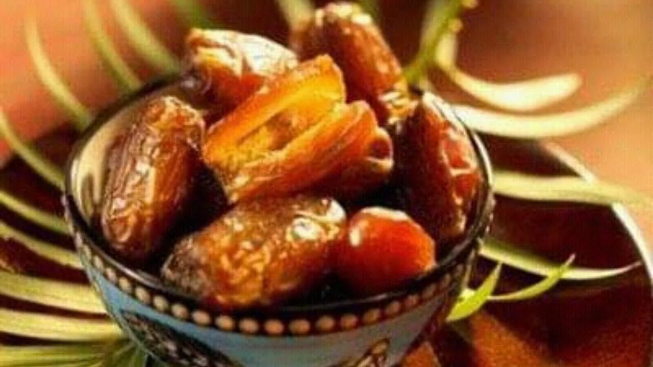 Финики во время рамадана. Ramadan финики. Ифтар финики. Пост Рамазан финики. Финики и вода ифтар.