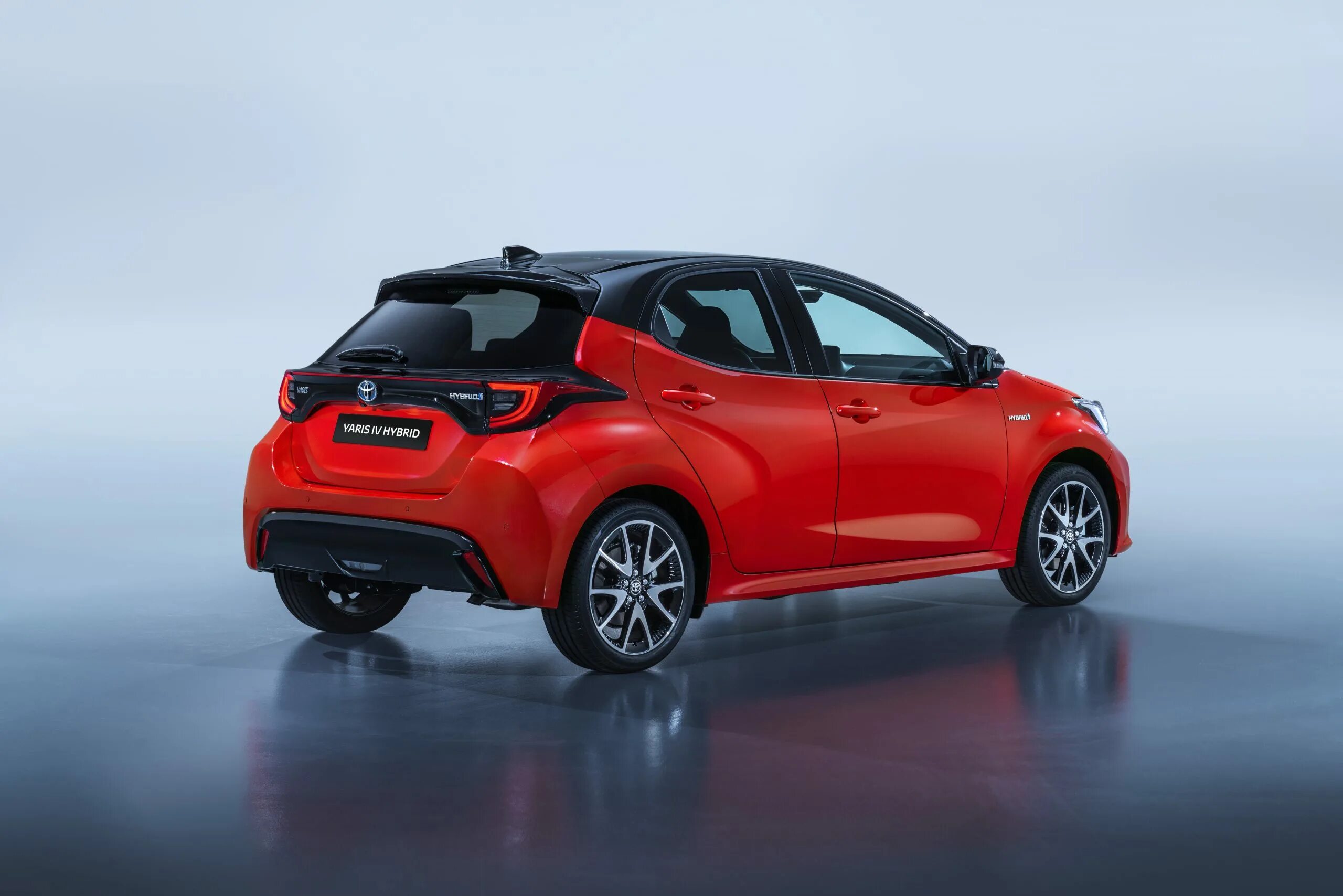 Toyota Yaris 2020. Тойота Ярис гибрид 2021. Toyota Yaris Hybrid 2020. Тойота Ярис хэтчбек 2020.