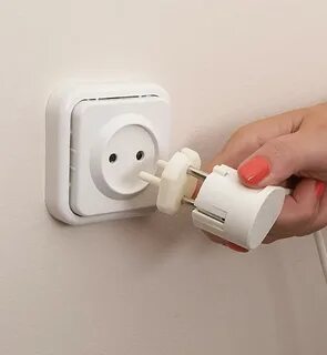 Чем закрыть розетку от ребенка
