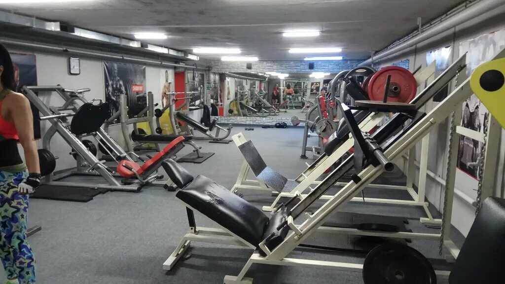 Юность киселевск тренажерный зал. Тренажерный зал северск. Зал беркут северск. Титан ленинск-кузнецкий спортзал. Тренажерный зал северск.