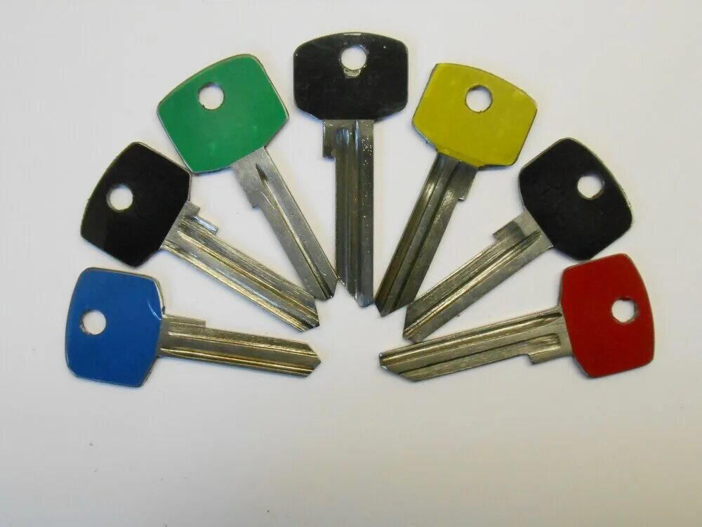 Сколько делают ключи. Ключи для щитового оборудования. Ключ щитовой. Нарезанные ключи. Ключ щитовой пластиковый.