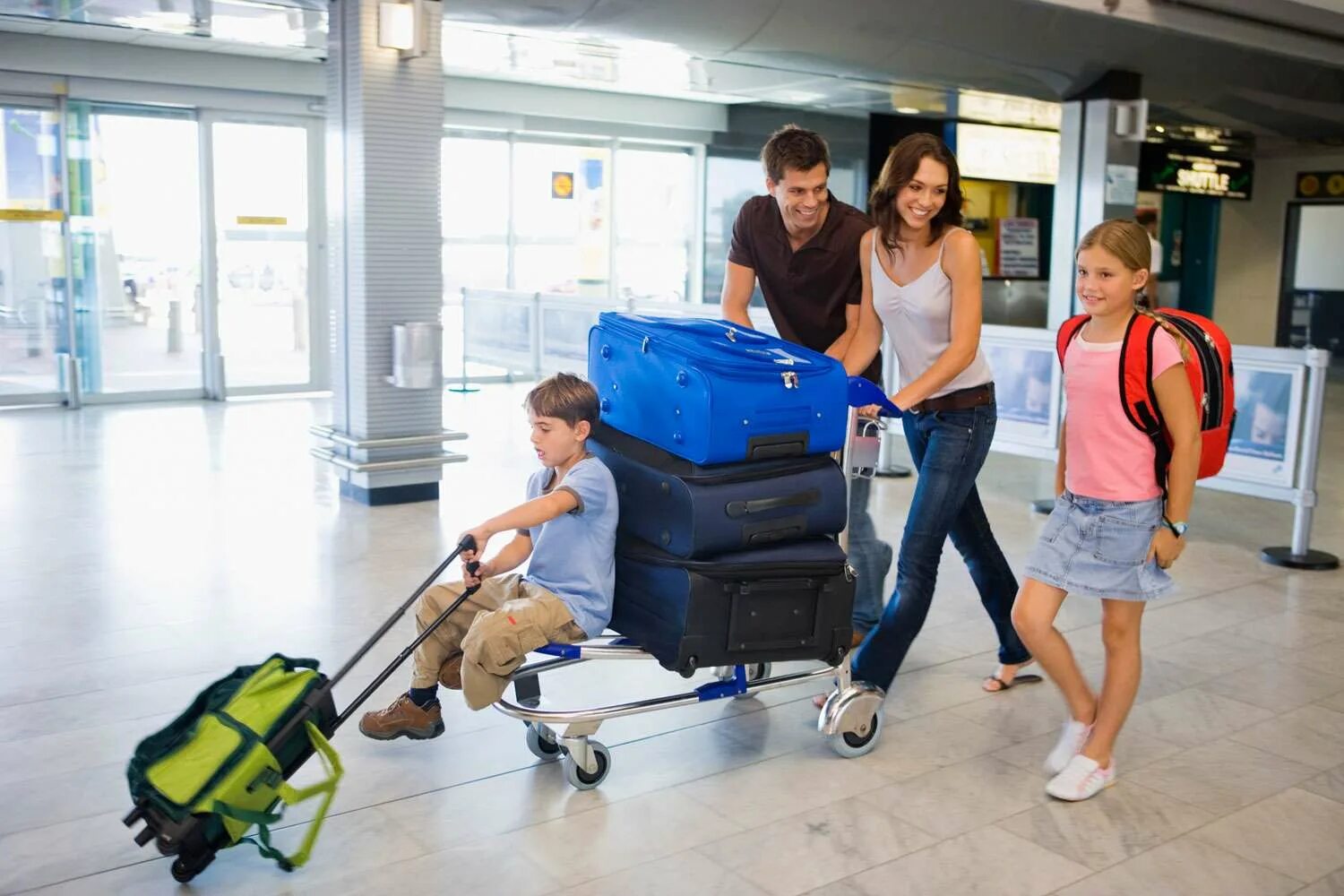 Чемодан в аэропорту. Семья с чемоданами в аэропорту. Тележка с чемоданами в аэропорту. Человек с чемоданом и ребенок. На год заграницу