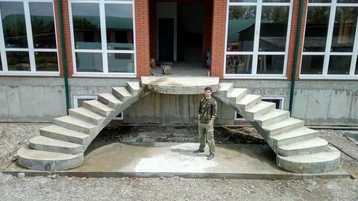 Мансуровский гранит крыльцо. Входные ступеньки. Уличные лестницы из бетона. Лестницы уличные из бетона. Бетонные лестницы наружные.