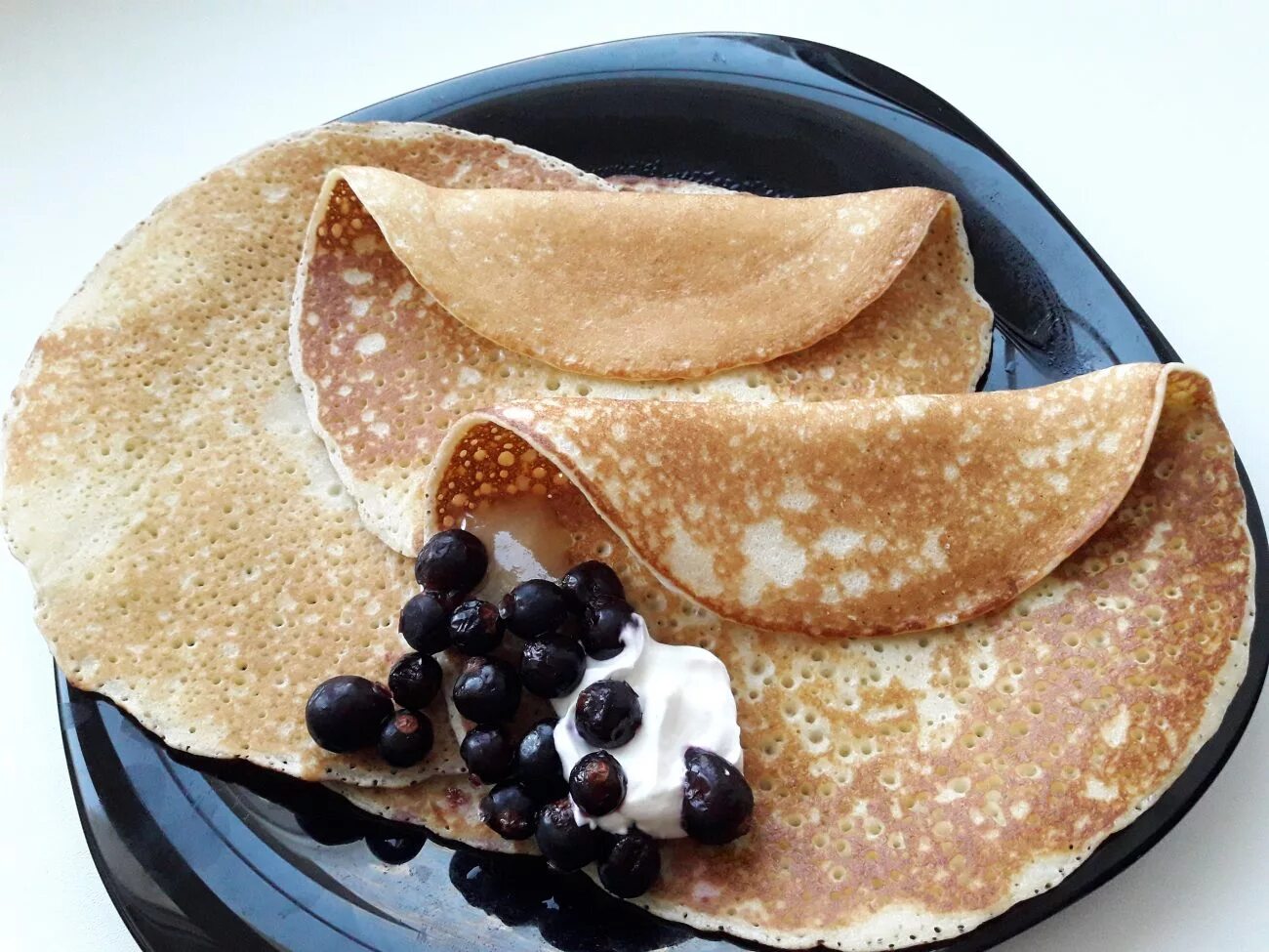 блины на столе. блины без начинки. блинчики на воде. креп блины. царские блины.