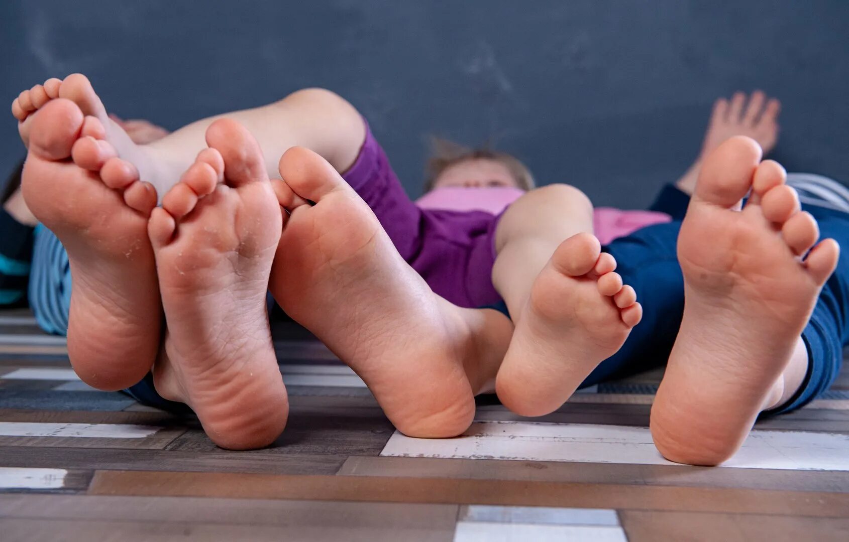 Дети фут. Feet 3 дети. Стопы у детей фото общее. Ребзи детское feet. Kids feet lick 2020.