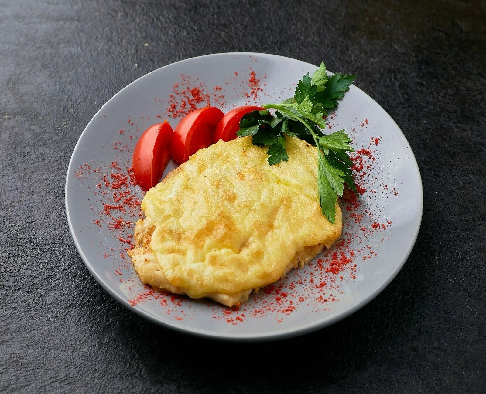 Отбивная с яйцом и сыром. Отбивная из курицы. отбивная куриная грудка. отбивная из куриного филе. отбивная с куриной грудки.
