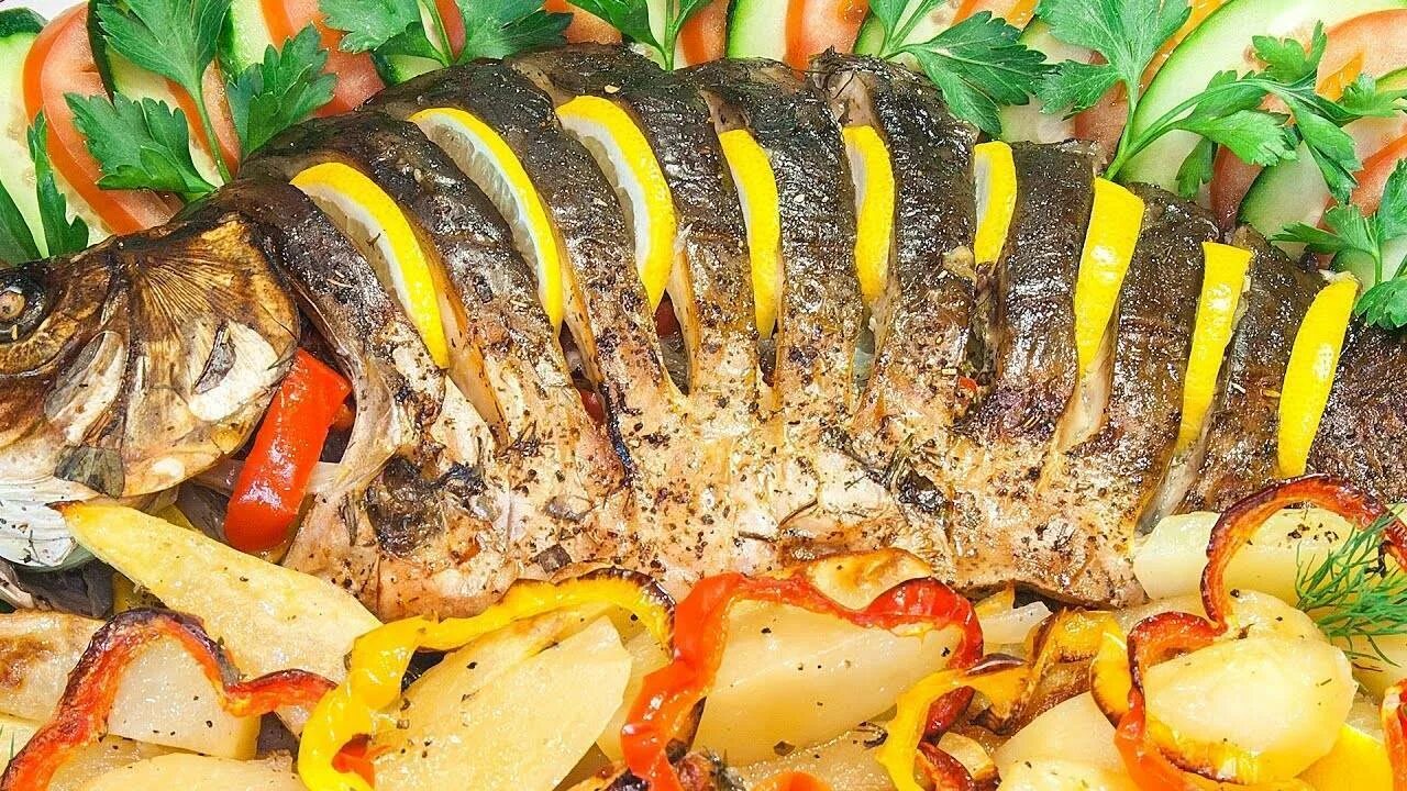 Карп в духовке сколько. Карп запеченыйв духовке. сазан запеченный в духовке. сазан рыба фаршированная. рыба карп запеченный.