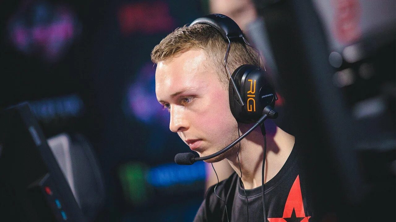 Gla1ve cs go. Игрок gla1ve. glaive astralis. astralis глейв.