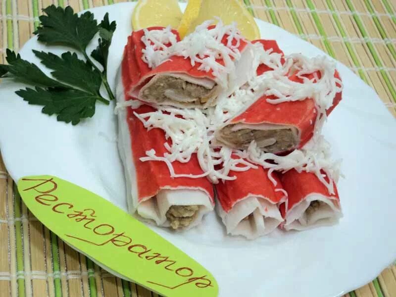 крабовые палочки фаршированные плавленым сыром. крабовые палочки для рулетиков. рулетики из крабовых палочек с сыром. рулет из лаваша с крабовыми палочками и яйцом. рулетики из тортильи с крабовыми палочками.