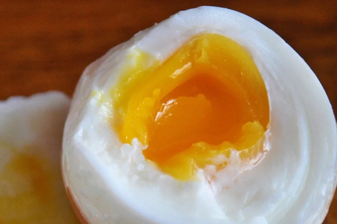 Яйцо в мешочек после закипания. Яичница всмятку. Идеальные яйца всмятку. Яйца в мешочек пашот в смятку. Варить яйца всмятку.