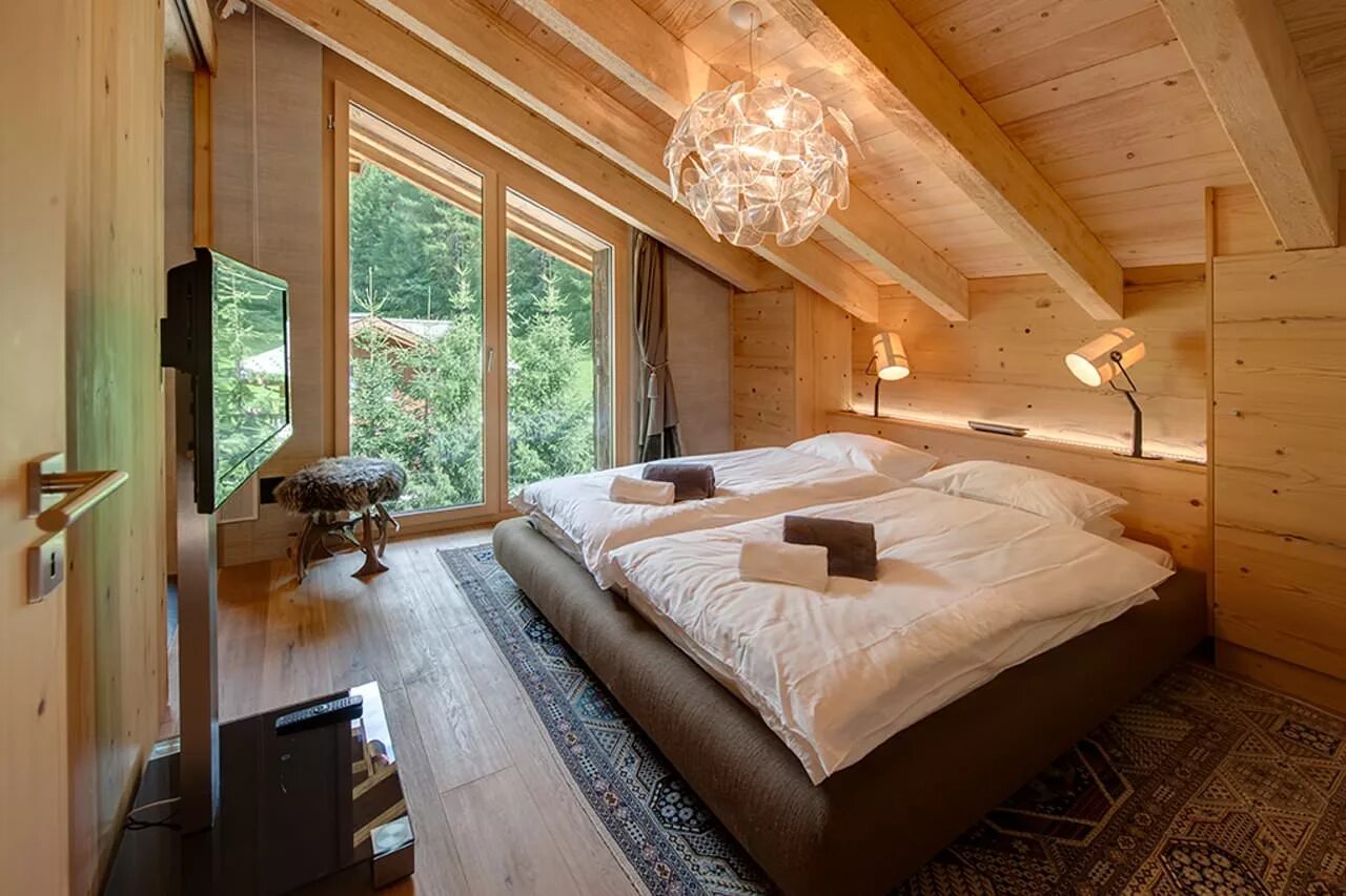 Дизайн комнат в деревянном доме. Мансарда экостиль вагонка. Мансарда в деревянном доме. Загородный дом интерьер. Спальня в дачном доме.