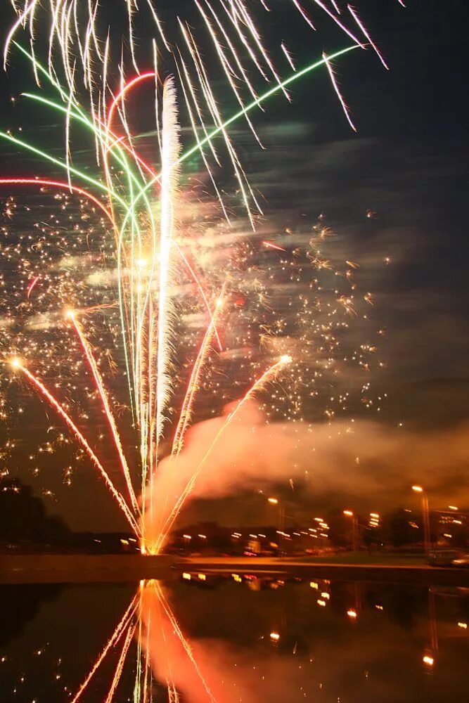 Московский 16 салют. Салют бутурлиновка. Фейерверк фото. Фейерверки 2 к. Очень красивый салют.