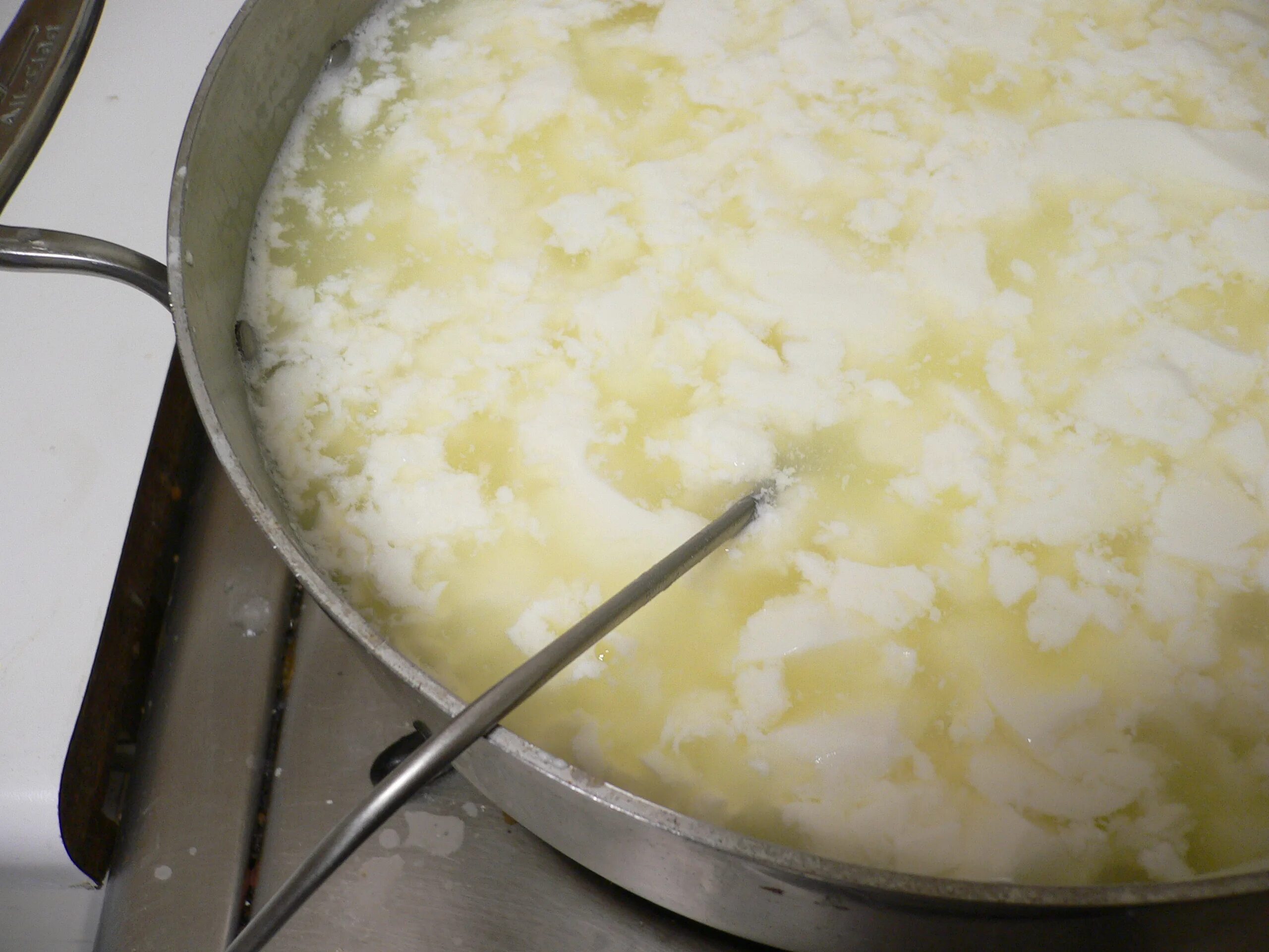 Оладьи на кефире пышные без дрожжей. Скисшее молоко. Оладушки на молоке пышные на дрожжах. Творожный пирог на сковороде за 15. Оладьи на молоке пышные.