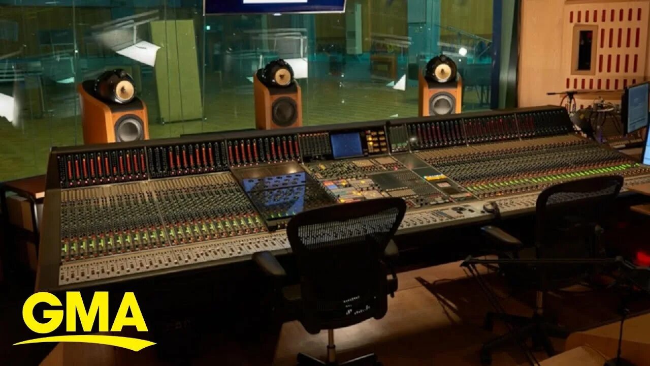 Road studio. Эбби роуд студия. Студия звукозаписи Abbey Road. Bowers Wilkins Abbey Road. Abbey Road Studio 3 мониторы.