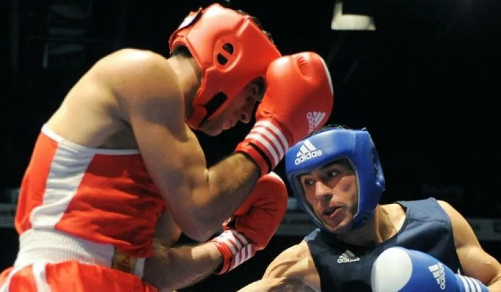 Boxing reach. Работа на лапах в боксе. Томми бернс боксер. Мэнни пакьяо боксер. Бокс индивидуальные тренировки.